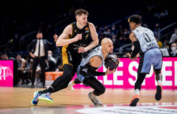 体坛名场面｜中国女足巅峰一战，贝尔式超车＋10米开外世界波，2：1逆转日本队.